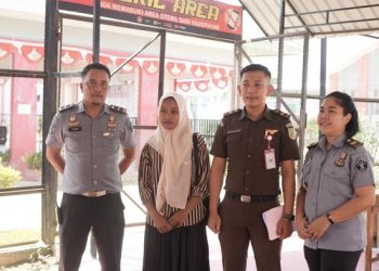 Guru honorer Supriyani (berkerudung) mendapatkan penangguhan penahanan dari Kejaksaan Agung (dok. istimewa)