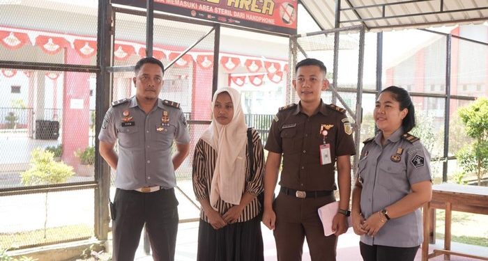 Guru honorer Supriyani (berkerudung) mendapatkan penangguhan penahanan dari Kejaksaan Agung (dok. istimewa)