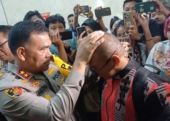 Kapolda Nusa Tenggara Timur (NTT), Irjen Daniel Tahi Silitonga memegang kepala mantan anggota polisi Rudy Soik akibat ungkap mafia BBM (dok. istimewa)