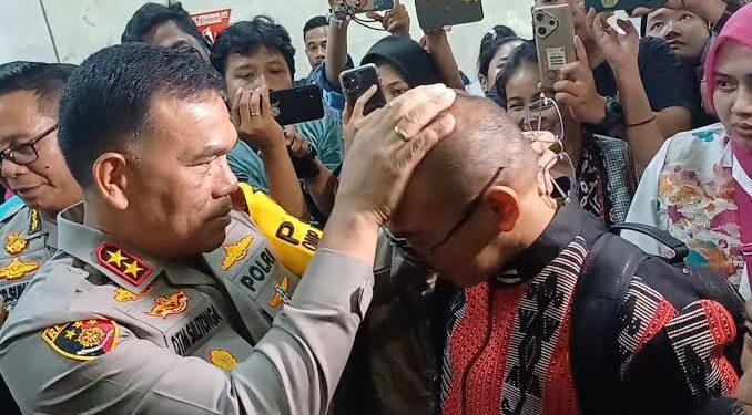 Kapolda Nusa Tenggara Timur (NTT), Irjen Daniel Tahi Silitonga memegang kepala mantan anggota polisi Rudy Soik akibat ungkap mafia BBM (dok. istimewa)