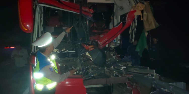 Bus Agra Mas Alami Kecelakaan Tabrak Truk di Tol Semarang-Batang, Satu Penumpang Tewas