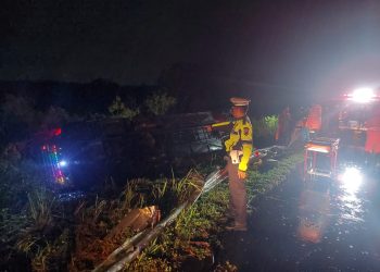 Kecelakaan di Tol Pekalongan, Bus Tjipto Gunung Mas dan Pajero Terguling Akibat Selip saat Hujan