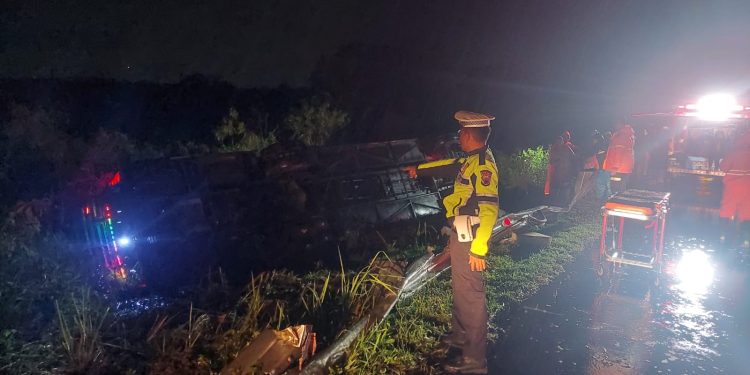 Kecelakaan di Tol Pekalongan, Bus Tjipto Gunung Mas dan Pajero Terguling Akibat Selip saat Hujan