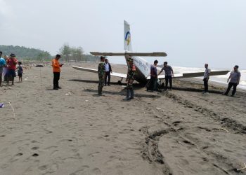 BREAKINGNEWS Pesawat Latih Mendarat Darurat di Pantai Cemara Sewu Cilacap