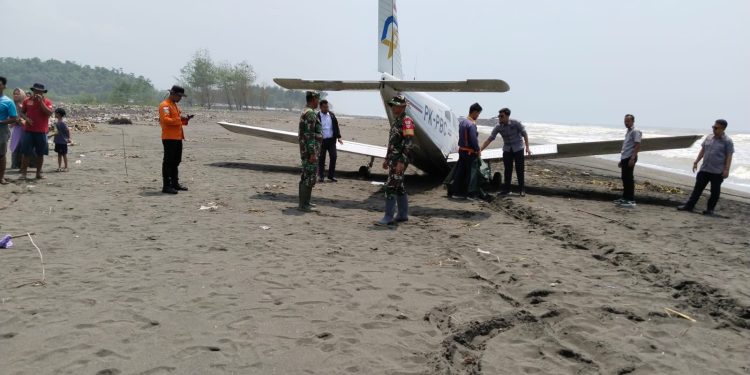 BREAKINGNEWS Pesawat Latih Mendarat Darurat di Pantai Cemara Sewu Cilacap