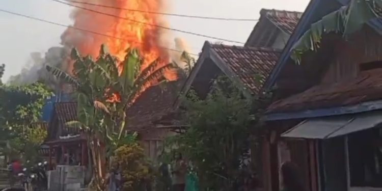 Api Hanguskan Gudang Tembakau di Kradenan Blora
