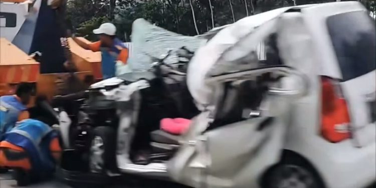 BREAKING NEWS Kecelakaan Tol Semarang-Solo: Mobil Karimun Tabrak Truk