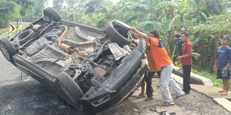 Pejalan Kaki Tewas Tertabrak Mobil di Patikraja Banyumas, Terbalik Usai Hantam Pembatas Jembatan