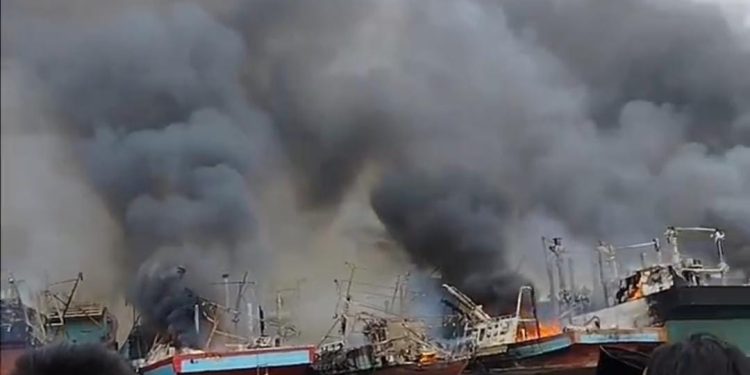 Kebakaran Hebat Landa 13 Kapal Nelayan di Pekalongan, Penyebab Masih Diselidiki