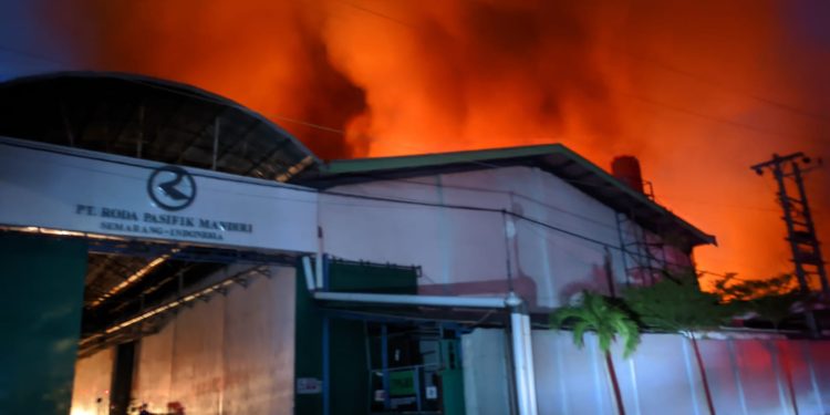Kebakaran Hanguskan Pabrik Sepeda Pasifik di Kawasan Industri Terboyo Semarang