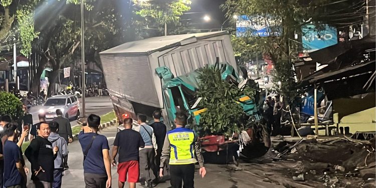 Kecelakaan Maut di Ngaliyan Semarang: Truk Bermuatan Aki Tabrak 5 Kendaraan, 2 Orang Tewas