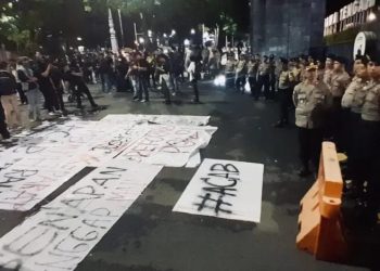 Ratusan Massa Aksi di Mapolda Jateng, Tuntut Penuntasan Kasus Penembakan Siswa SMKN 4 Semarang