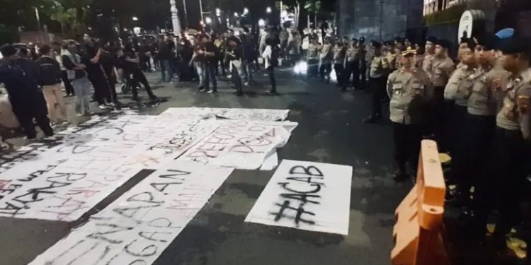 Ratusan Massa Aksi di Mapolda Jateng, Tuntut Penuntasan Kasus Penembakan Siswa SMKN 4 Semarang