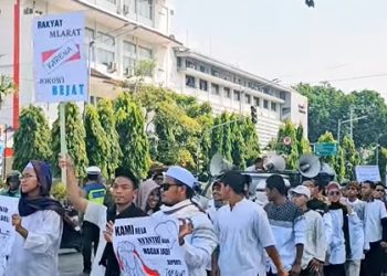 Ratusan Massa Gelar Aksi di Balai Kota Solo, Tuntut Tanggung Jawab Kepemimpinan Jokowi