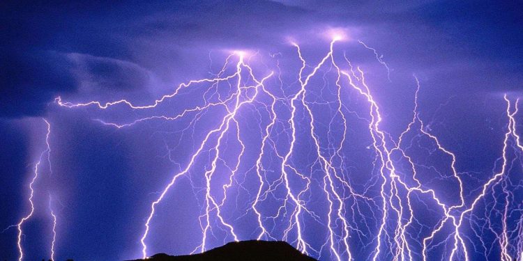 Dua Pria Grobogan Tewas Tersambar Petir saat Berteduh di Angkringan