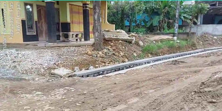Pembangunan drainase di Jalan Angkatan Lor-Godo, Kecamatan Tambakromo, Kabupaten Pati, menuai keluhan dari warga setempat. (dok. istimewa)