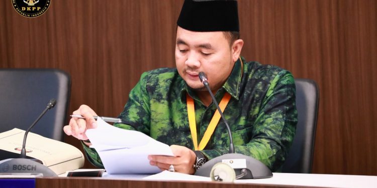 Ketua KPU RI Mochammad Afifuddin saat konferensi pers hasil Pilkada 2024 (dok. istimewa)