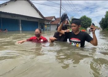 Banjir di Desa Jombok, Jombang, dengan ketinggian air mencapai 170 cm (dok. joinmedia.id)