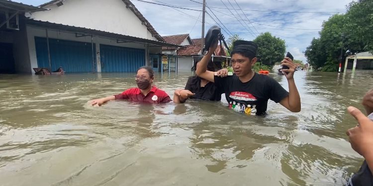 Banjir di Desa Jombok, Jombang, dengan ketinggian air mencapai 170 cm (dok. joinmedia.id)
