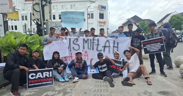Segelintir Orang Ini Demo Tolak Miftah Mundur dari Jabatan Utusan Khusus Presiden, Ancam Cari Penyebar Video