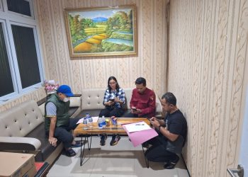 Tim Bidang Pidana Khusus Kejaksaan Tinggi (Kejari) Nusa Tenggara Barat (NTB) menangkap mantan pejabat bank syariah milik negara berinisial SE di Kota Semarang, Provinsi Jawa Tengah. (dok. Kejari Semarang)