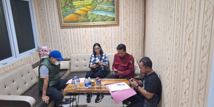 Tim Bidang Pidana Khusus Kejaksaan Tinggi (Kejari) Nusa Tenggara Barat (NTB) menangkap mantan pejabat bank syariah milik negara berinisial SE di Kota Semarang, Provinsi Jawa Tengah. (dok. Kejari Semarang)