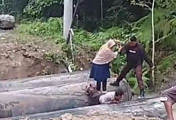 Aksi heroik polisi bantu warga menyebrang jembatan rusak (dok. istimewa)