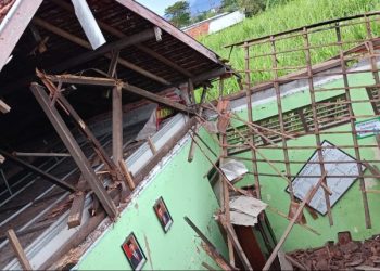 Ilustrasi Atap SMKN 9 Semarang Ambrol (dok. istimewa)