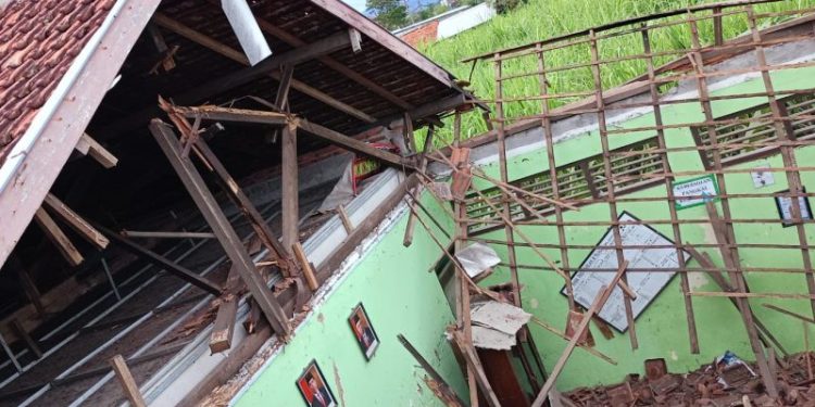 Ilustrasi Atap SMKN 9 Semarang Ambrol (dok. istimewa)