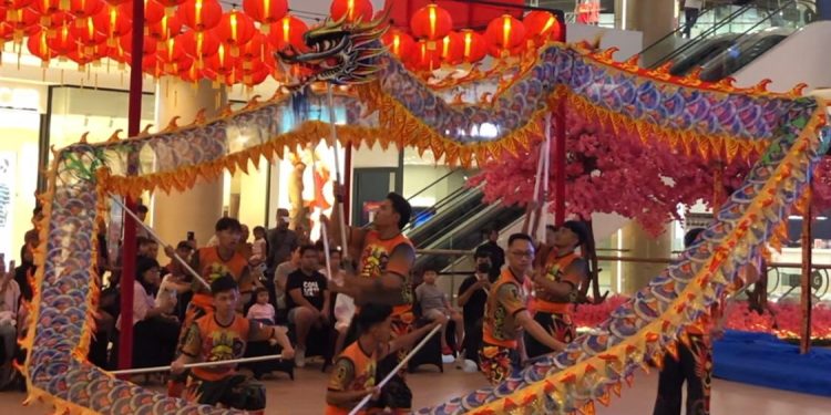 Pertunjukan barongsai di The Park Mall Semarang dalam memeriahkan imlek 2025 (dok. Panduga)