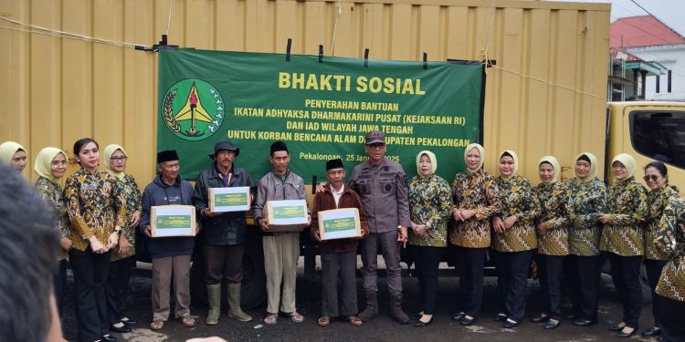 Kejaksaan Agung dan Kejaksaan Tinggi Jawa Tengah berikan bantuan kepada korban longsor Pekalongan (dok. Kejati Jateng)
