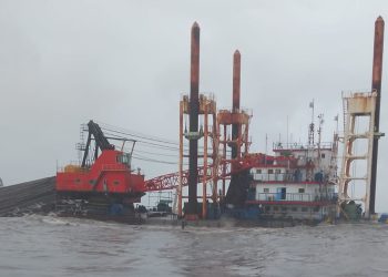 Kapal Tongkang Kandas di Tanjung Emas (dok. istimewa)