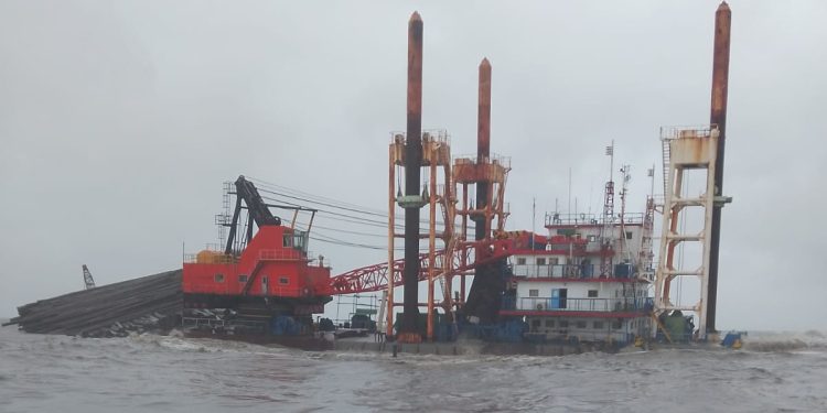 Kapal Tongkang Kandas di Tanjung Emas (dok. istimewa)
