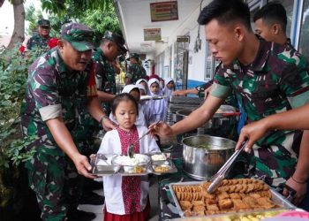 Program Makan Bergizi Gratis dilakukan oleh anggota TNI (dok. Humas Kodam II Sriwijaya)