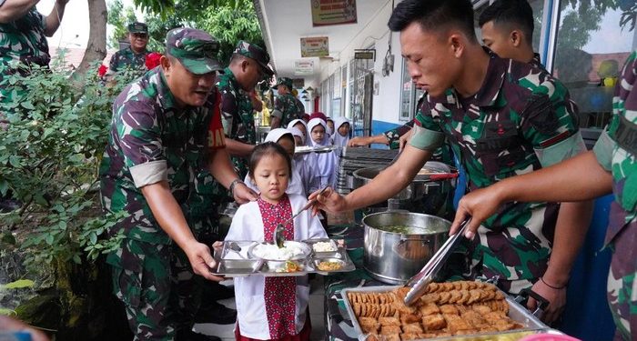 Program Makan Bergizi Gratis dilakukan oleh anggota TNI (dok. Humas Kodam II Sriwijaya)