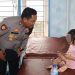Kapolres Nisel AKBP Ferry Mulyana saat menjenguk bocah perempuan korban penganiayaan. (Dok. Polres Nisel)