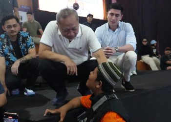 Ketua Umum Partai Amanat Nasional (PAN) Zulkifli Hasan (Zulhas) memberikan bantuan kepada seorang anak difabel di GOR Basket Bekasi, Jawa Barat. (dok. PAN)