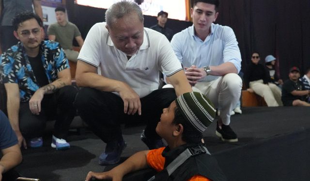 Ketua Umum Partai Amanat Nasional (PAN) Zulkifli Hasan (Zulhas) memberikan bantuan kepada seorang anak difabel di GOR Basket Bekasi, Jawa Barat. (dok. PAN)