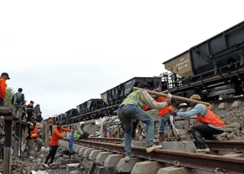 PT KAI dan pekerja melakukan perbaikan jalur rel kereta api yang terdampak banjir di Desa Papanrejo, Kecamatan Gubug, Kabupaten Grobogan, Jawa Tengah, Kamis (23/1/2025). (Dok. BNPB).