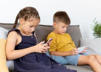 Ilustrasi anak bermain media sosial (dok. istimewa)