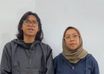 Vokalis band Sukatani Novi Citra Indriyati (berkerudung). (dok. istimewa)