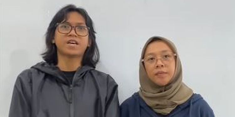 Vokalis band Sukatani Novi Citra Indriyati (berkerudung). (dok. istimewa)