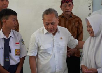 Menko Pangan, Zulkifli Hasan, membantu siswa kurang mampu dan yatim piatu di Banyuwangi, Jawa Timur. (Foto: Dok. Kemenko Pangan)