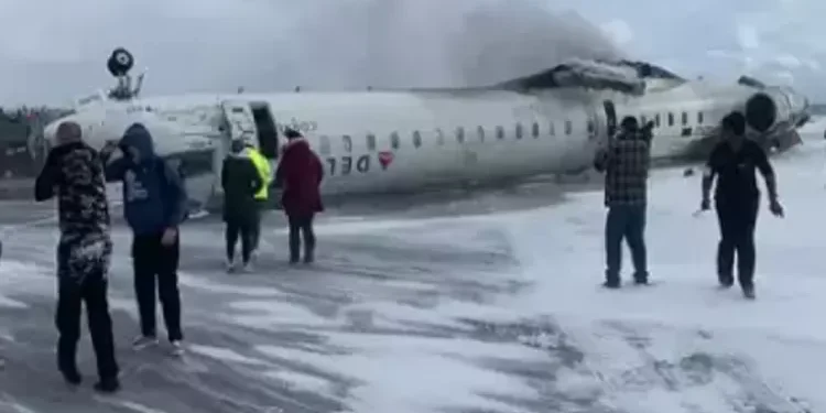 Pesawat Delta Airlines terbalik saat mendarat di Bandara Toronto Pearson (dok. istimewa)