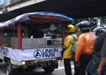 Linkin Park membagikan tahu bulat gratis di Jakarta sebelum konser From Zero World Tour di GBK. (dok. istimewa)
