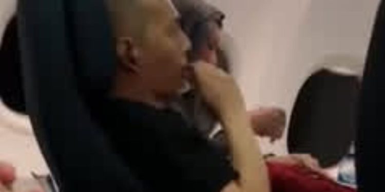 Penumpang maskapai Garuda kedapatan merokok di dalam kabin pesawat (dok. istimewa)