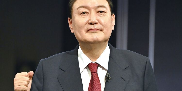 Presiden Korea Selatan Yoon Suk Yeol dibebaskan dari pusat tahanan.(AP PHOTO/JUNG YEON JE)