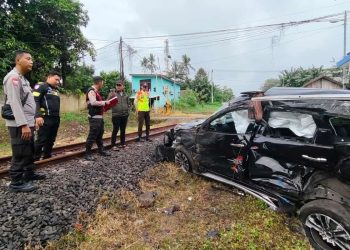 Mobil Pajero Sport ringsek dihantam kereta api di Serang, Banten. (dok. istimewa)