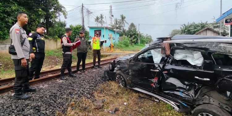Mobil Pajero Sport ringsek dihantam kereta api di Serang, Banten. (dok. istimewa)