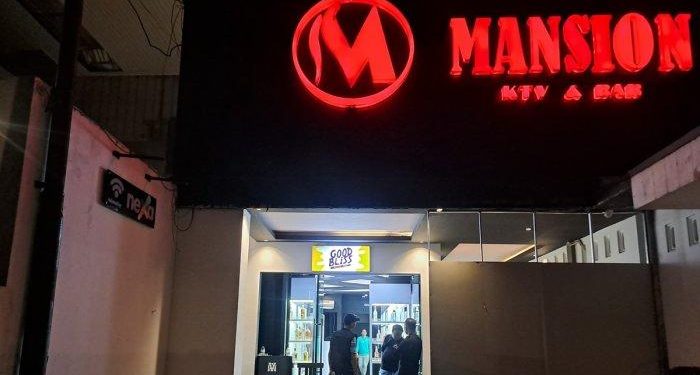 Tempat karaoke bernama Mansion Executive Karaoke tersebut diduga menyediakan layanan hiburan striptis dan prostitusi. (dok. istimewa)